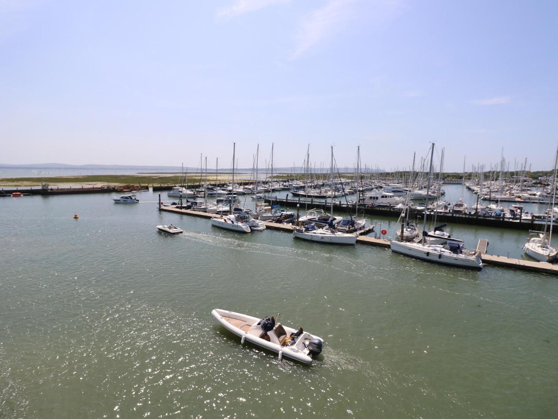 Captains Row Lymington Bagian luar foto
